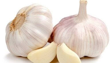 Use of garlic against fungus on feet